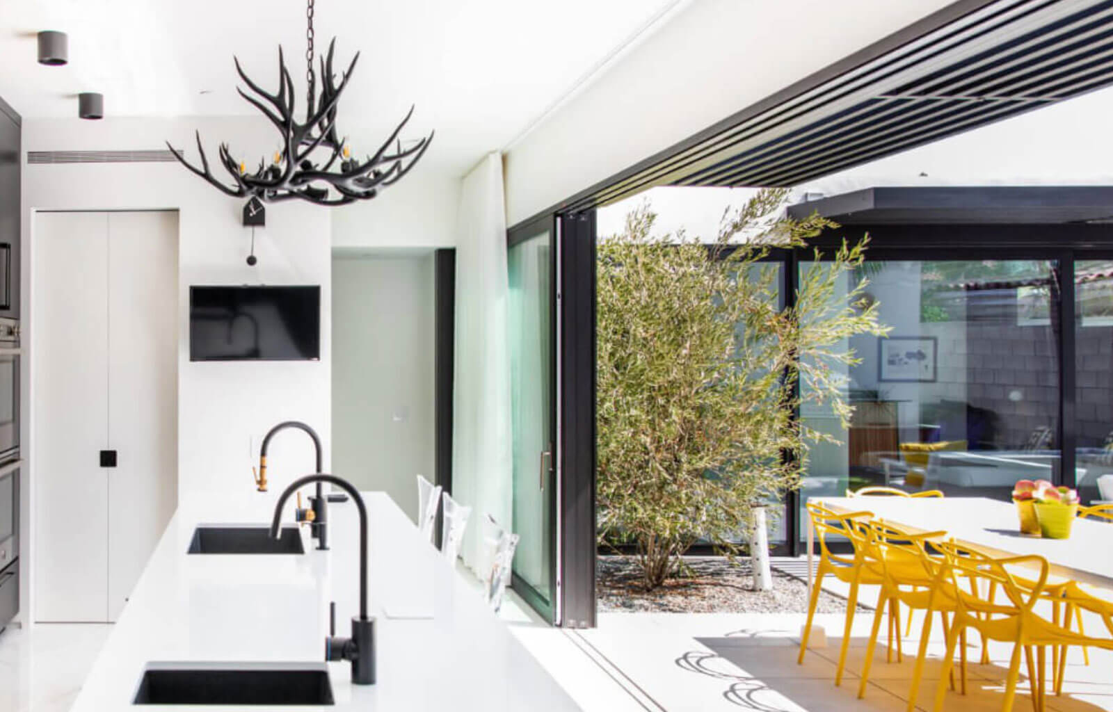 big bold beautiful living space 02